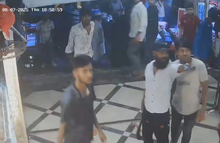 সিসিটিভিতে ধরা পড়ল ঘটনাপ্রবাহ: যে ভিডিও ধারণের জন্য করুণ পরিণতি সাংবাদিক তুহিনের (ভিডিও)